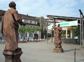 Heiligenfiguren am neuen Otto-Oppenheimer-Platz